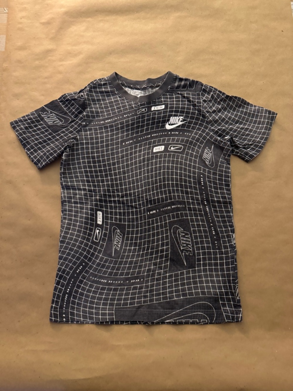 Nike Tee Unique Grid Pattern Cotton T-Shirt, Iron Grey Boys Size Large Preppy